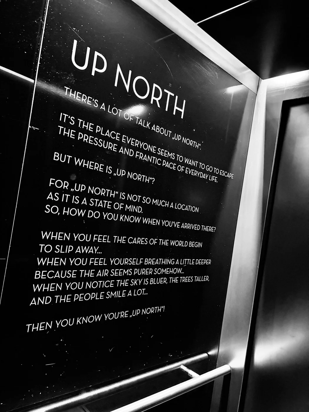 „Up North“ im Lift zum 16. Stock